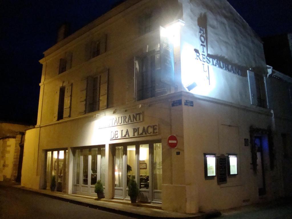 Saint-Jean-dʼAngély Hotel Restaurant De La Place المظهر الخارجي الصورة